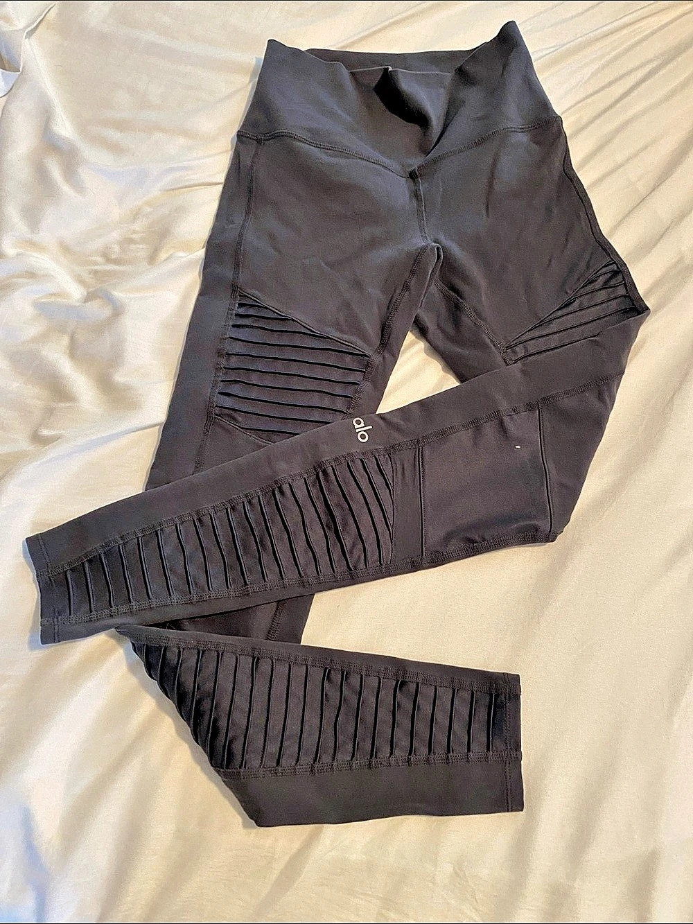 Alo Women's Black Cutout Athletic Leggings Like New